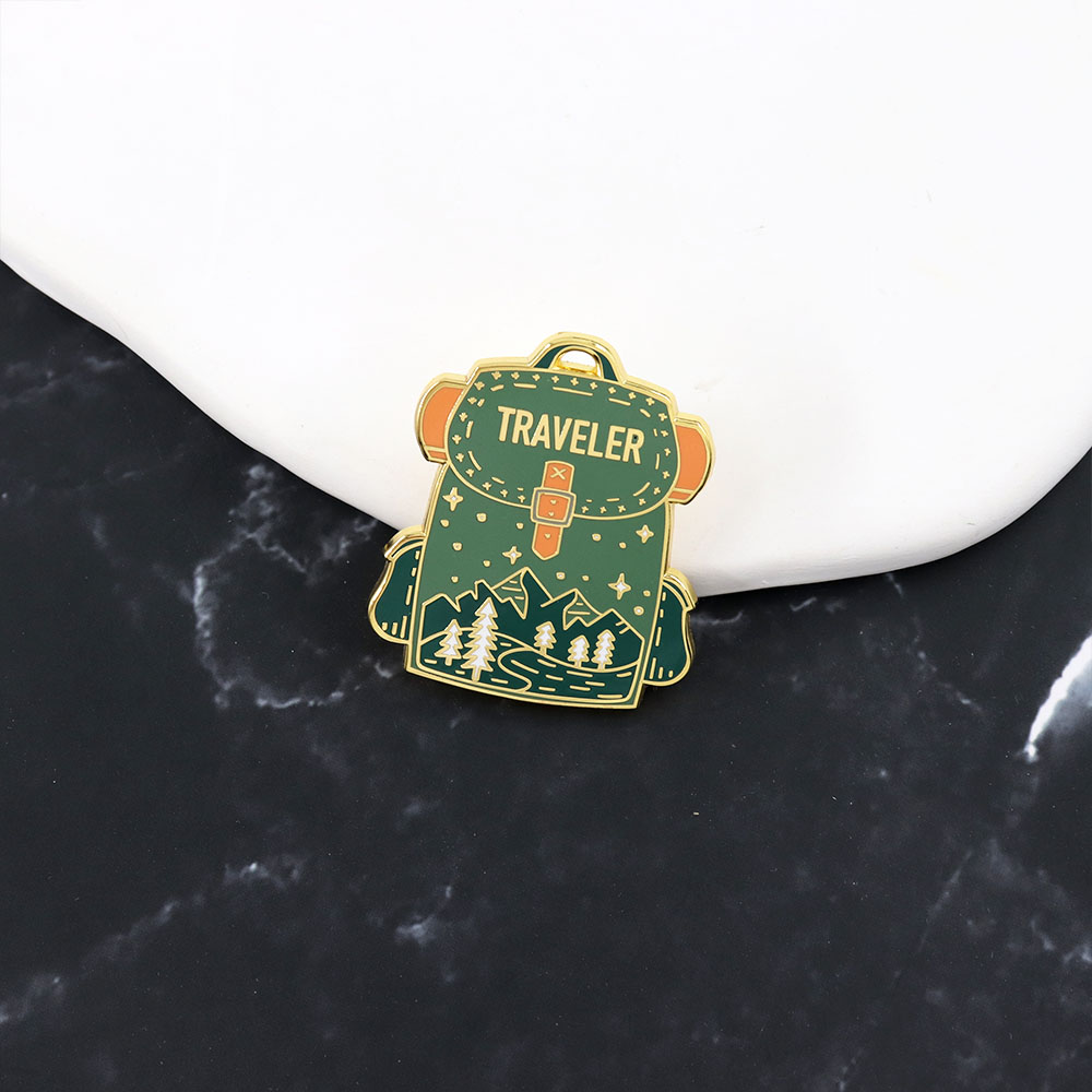 Traveler backpack enamel pin t - Outdoor Camping Logo recension och pris