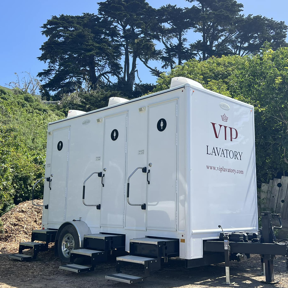 Mobile Toilet Trailer Luxury 3 - Outdoor Camping Rentals recension och pris