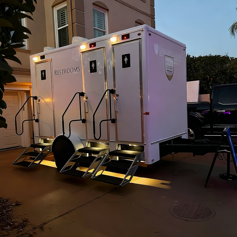 Mobile Toilet Trailer Luxury 3 - Outdoor Camping Rentals recension och pris