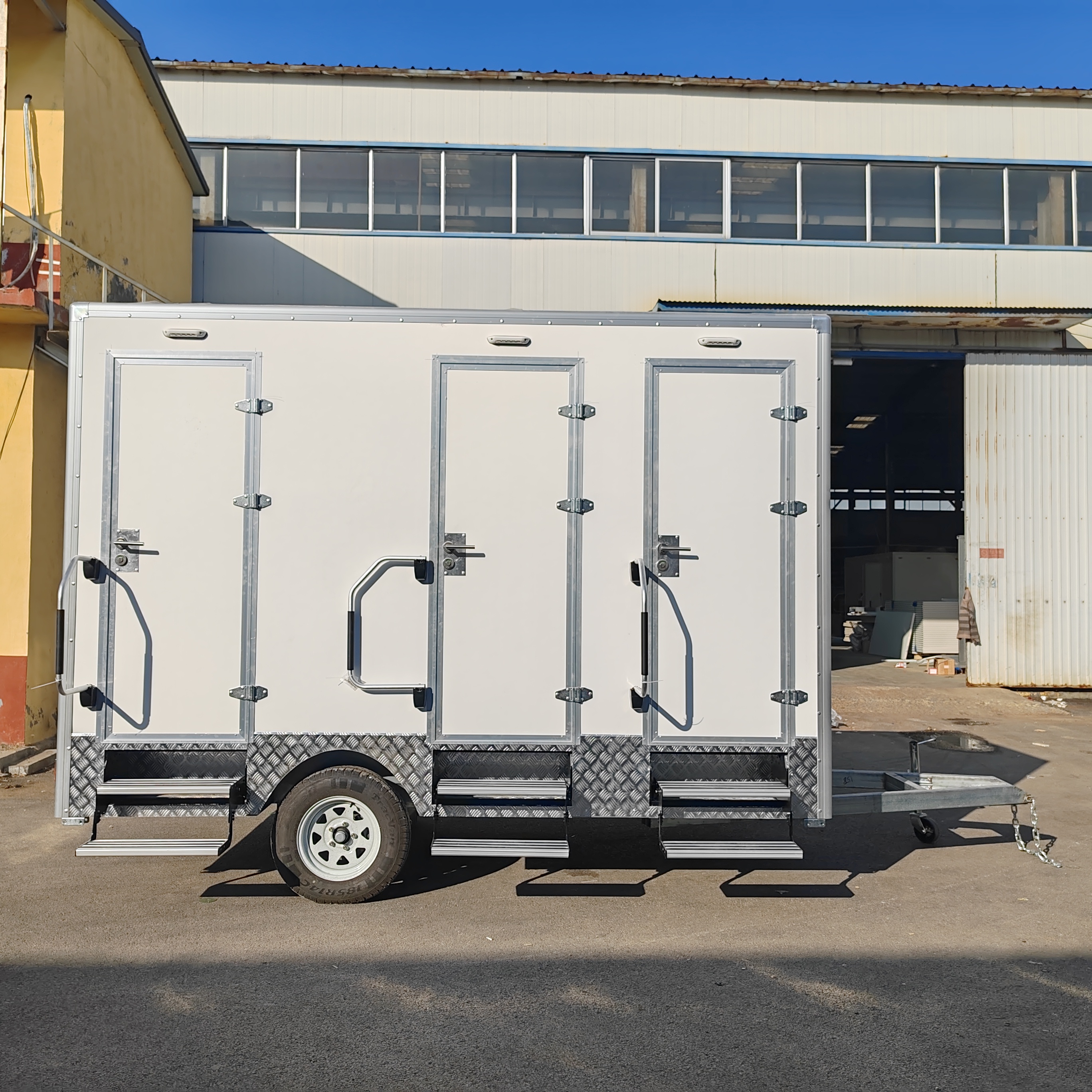 Mobile Toilet Trailer Luxury 3 - Outdoor Camping Rentals recension och pris